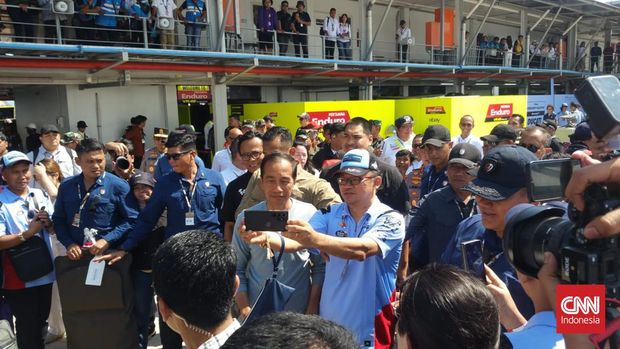 Presiden RI Joko Widodo hadir langsung untuk menyaksikan balapan MotoGP Mandalika. (CNNIndonesia.com/ Surya Sumirat)