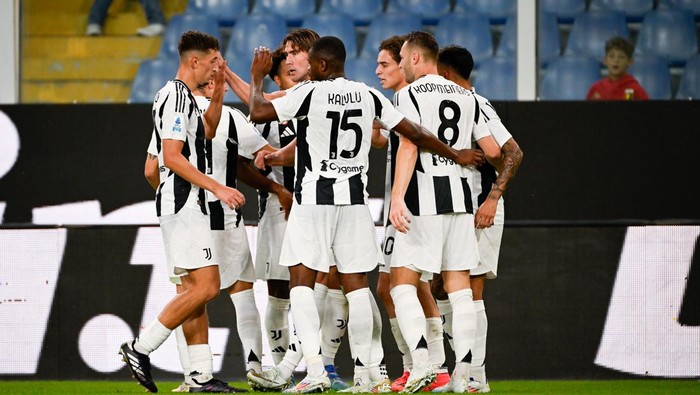 GENOA, ITALY - SEPTEMBER 28: Dusan Vlahovic of Juventus celebrates 0-2 goal during the Serie A match between Genoa and Juventus at Stadio Luigi Ferraris on September 28, 2024 in Genoa, Italy. (Photo by Daniele Badolato - Juventus FC/Juventus FC via Getty Images)