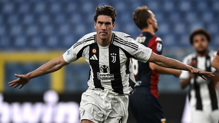 GENOA, ITALY - SEPTEMBER 28: Dusan Vlahovic of Juventus celebrates his goal  during the Serie A match between Genoa and Juventus at Stadio Luigi Ferraris on September 28, 2024 in Genoa, Italy. (Photo by Image Photo Agency/Getty Images)