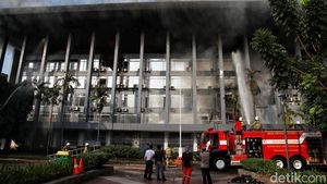 Foto 19 Damkar Dikerahkan Padamkan Kebakaran di Gedung Bakamla