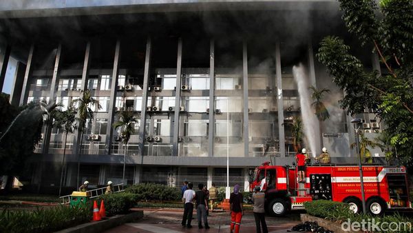 Foto 19 Damkar Dikerahkan Padamkan Kebakaran di Gedung Bakamla