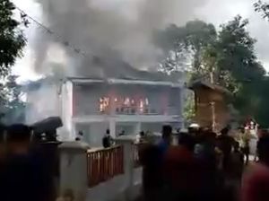 Rumah Kepala Desa Raja di Bone Terbakar gegara AC Meledak Rumah Kepala Desa Raja di Bone Terbakar gegara AC Meledak