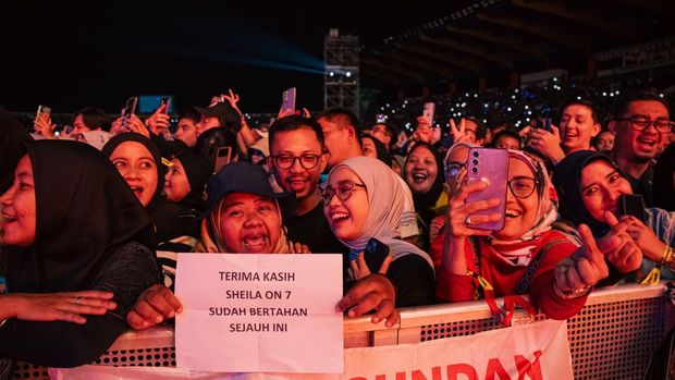 Konser Sheila on 7 dalam rangka tur Tunggu Aku Di yang digelar di Stadion Si Jalak Harupat, Bandung, pada 28 September 2024.