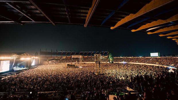 Konser Sheila on 7 dalam rangka tur Tunggu Aku Di yang digelar di Stadion Si Jalak Harupat, Bandung, pada 28 September 2024.