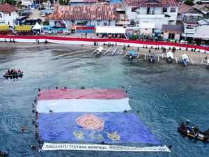 HUT ke-79, TNI Kibarkan Bendera Merah Putih di Pantai Hiu Paus Bone Bolango