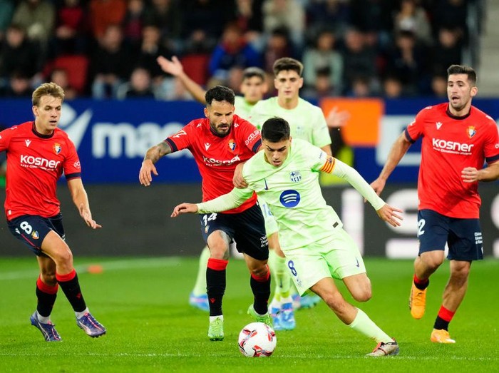 Pedri central midfield of Barcelona and Spain and Ruben Garcia right winger of Osasuna and Spain compete for the ball during the LaLiga match between CA Osasuna and FC Barcelona at Estadio El Sadar on September 28, 2024 in Pamplona, Spain.  (Photo by Jose Breton/Pics Action/NurPhoto via Getty Images)