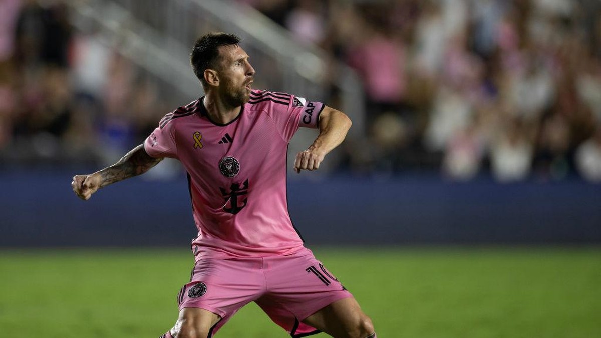 Gaya selebrasi Messi usai menjebol gawang Charlotte dalam lanjutan MLS musim ini. Foto: Getty Images/Michael Pimentel/ISI Photos