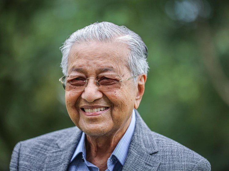 Beredar Hoax Meninggal, Mahathir Hadiri Peresmian Kampus Bareng Sultan Perak