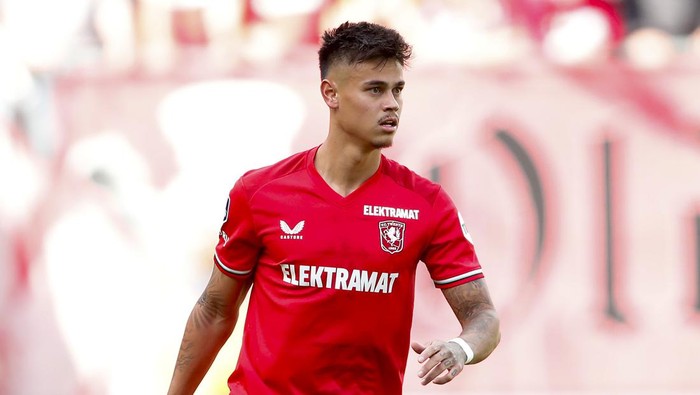 ENSCHEDE - Mees Hilgers of FC Twente during the Dutch Eredivisie match between FC Twente and NAC Breda at Stadion De Grolsch Veste on Sept. 29, 2024 in Enschede, Netherlands. ANP BART STOUTJESDIJK (Photo by ANP via Getty Images)