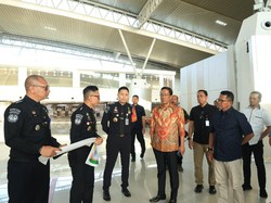 Menkumham Cek Pemasangan Autogate Bandara Juanda yang Sedang Dikebut