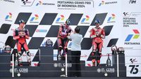 Momen Jokowi Serahkan Trofi untuk Pemenang MotoGP Mandalika 2024