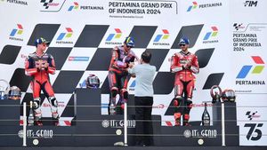 Momen Jokowi Serahkan Trofi untuk Pemenang MotoGP Mandalika 2024