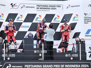 Momen Jokowi Serahkan Trofi untuk Pemenang MotoGP Mandalika 2024