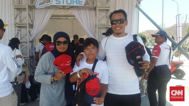 Keluarga Sofyan dari Yogyakarta menyaksikan MotoGP Mandalika 2024.