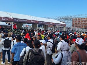 Ribuan Penonton Membeludak di Final Race MotoGP Mandalika 2024 Ribuan Penonton Membeludak di Final Race MotoGP Mandalika 2024