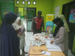 Bayi Laki-laki Ditemukan di Rumah Kosong Gegerkan Warga Sidoarjo Bayi Laki-laki Ditemukan di Rumah Kosong Gegerkan Warga Sidoarjo