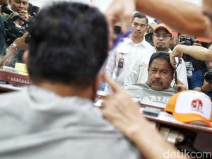 Potret Rano Karno Blusukan ke Glodok, Sempat Cukur Rambut