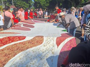 Ratusan Siswa di Bondowoso Membatik Bareng Sepanjang 40 Meter