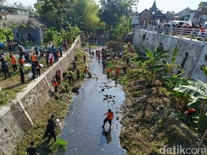 Resik-resik Kali Cara Warga Kota Blitar Peringati World Cleanup Day Resik-resik Kali Cara Warga Kota Blitar Peringati World Cleanup Day