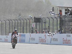 Rider Spanyol Aron Canet Juara Moto2 Mandalika Rider Spanyol Aron Canet Juara Moto2 Mandalika