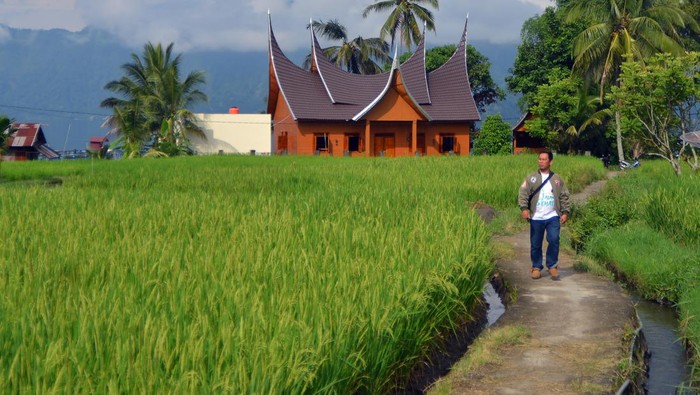 Warga berjalan di depan rumah gadang Ahmad Rasyid (AR) Sutan Mansur yang baru dipugar di tepian Danau Maninjau, Nagari Sungai Batang, Agam, Sumatera Barat, Minggu (29/9/2024). Rumah gadang peninggalan kakak ipar Buya Hamka di desa wisata Sungai Batang itu dipersiapkan sebagai proyek rintisan Pariwisata Ramah Muslim (PRM) dan dipugar menjadi Halal Tourism Hub Buya Hamka oleh Bank Indonesia (BI) dan Majelis Ulama Indonesia (MUI) yang direncanakan akan diresmikan wapres pada Oktober mendatang. ANTARA FOTO/Iggoy el Fitra/aww.