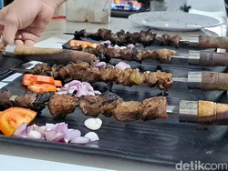 Unik! Sate Kambing Bawor Purwokerto Disajikan Pakai Tusuk Pedang