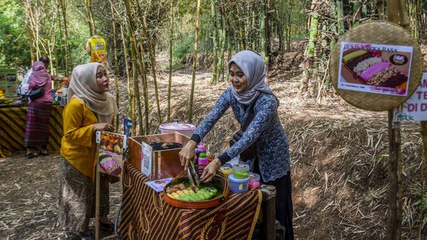 Warga membeli makanan di Pasar Awi Campernik, kawasan Eco Wisata Cimenteng, Kota Cimahi, Jawa Barat, Minggu (29/9/2024). Pemda Kota Cimahi menggelar Pasar Awi Campernik yang merupakan pasar tradisional dengan nuansa kebun bambu dalam rangka mengembangkan serta mempromosikan produk UMKM khususnya kuliner dan menciptakan destinasi wisata baru di Kota Cimahi. ANTARA FOTO/Abdan Syakura/agr/aww.