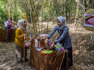 Sensasi Nostalgia Pasar Sunda Jadul, Belanjanya Pakai Koin Bambu
