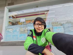 Perjuangan dan Inspirasi: Kisah Driver Ojol Perempuan Tuli Perjuangan dan Inspirasi: Kisah Driver Ojol Perempuan Tuli