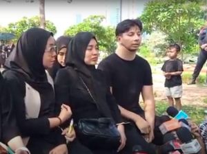 Video: Duka Elma Theana dan Sonny Septian Melepaskan Ibunda Berpulang Video: Duka Elma Theana dan Sonny Septian Melepaskan Ibunda Berpulang