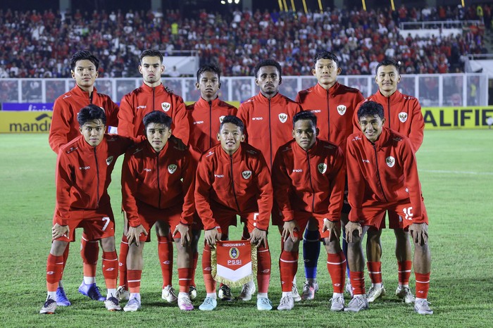 Pesepak bola Timnas Indonesia U-20 Jens Raven (kiri) dan rekan-rekannya mengungkapkan rasa syukur usai membobol gawang Timnas Yaman U20 pada Kualifikasi Piala Asia U-20 2025 Grup F di Stadion Madya Gelora Bung Karno, Jakarta, Minggu (29/9/2024). ANTARA FOTO/Dhemas Reviyanto/app/YU