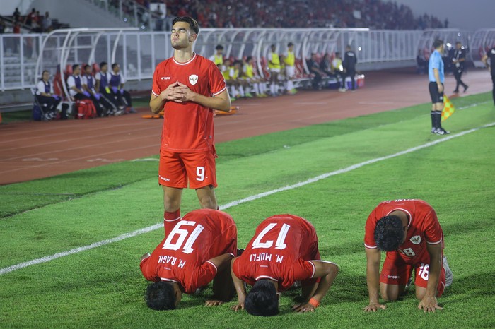 Pesepak bola Timnas Indonesia U-20 Jens Raven (kiri) dan rekan-rekannya mengungkapkan rasa syukur usai membobol gawang Timnas Yaman U20 pada Kualifikasi Piala Asia U-20 2025 Grup F di Stadion Madya Gelora Bung Karno, Jakarta, Minggu (29/9/2024). ANTARA FOTO/Dhemas Reviyanto/app/YU