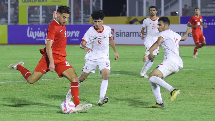 Sorak Gembira Garuda Muda Lolos Piala Asia U-20 Usai Imbangi Yaman Pesepak bola Timnas Indonesia U-20 Jens Raven (kiri) dan rekan-rekannya mengungkapkan rasa syukur usai membobol gawang Timnas Yaman U20 pada Kualifikasi Piala Asia U-20 2025 Grup F di Stadion Madya Gelora Bung Karno, Jakarta, Minggu (29/9/2024). ANTARA FOTO/Dhemas Reviyanto/app/YU