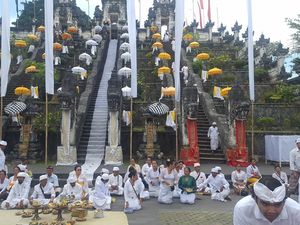 Ada Upacara, Puluhan Turis Asing Diputar Balik dari Pura Lempuyang