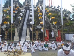 Ada Upacara, Puluhan Turis Asing Diputar Balik dari Pura Lempuyang