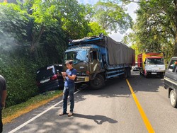 Rem Blong, Truk Seruduk Alphard di Jalan Raya Denpasar-Gilimanuk