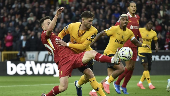 Liverpools Diogo Jota, left, and Wolverhampton Wanderers Rayan Ait-Nouri battle for the ball during the English Premier League soccer match between Wolverhampton Wanderers and Liverpool at the Molineux Stadium in Wolverhampton, England, Saturday, Sept. 28, 2024. (AP Photo/Rui Vieira)