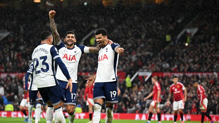 MANCHESTER, ENGLAND - SEPTEMBER 29: Dominic Solanke of Tottenham Hotspur celebrates scoring his teams third goal with teammates Pedro Porro and Cristian Romero during the Premier League match between Manchester United FC and Tottenham Hotspur FC at Old Trafford on September 29, 2024 in Manchester, England. (Photo by Michael Regan/Getty Images)
