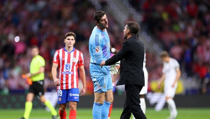 MADRID, SPAIN - SEPTEMBER 29: Thibaut Courtois of Real Madrid interacts with Diego Simeone, Head Coach of Atletico de Madrid, during the LaLiga match between Atletico de Madrid and Real Madrid CF  at Estadio Civitas Metropolitano on September 29, 2024 in Madrid, Spain. (Photo by Florencia Tan Jun/Getty Images)