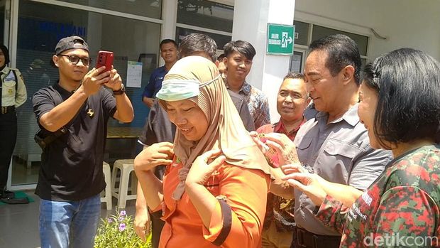 Andika Perkasa blusukan di Batang, Senin (30/9/2024). Andika terlihat ditemani istrinya Hetty Andika Perkasa.