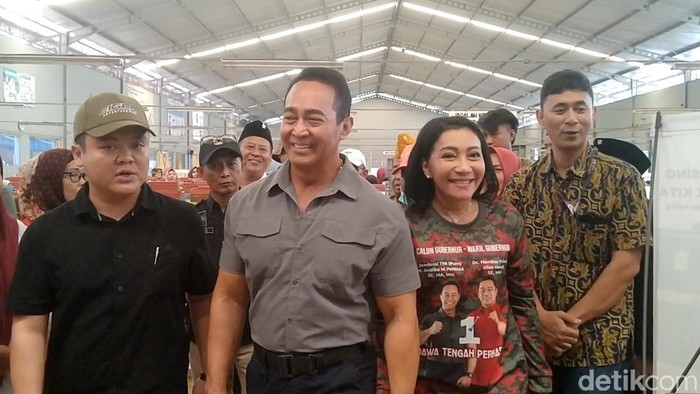 Andika Perkasa blusukan di Batang, Senin (30/9/2024). Andika terlihat ditemani istrinya Hetty Andika Perkasa.