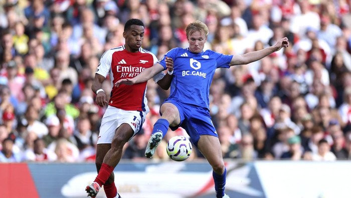 Arsenals Jurrien Timber, left, challenges for the ball with Leicesters Victor Kristiansen during the English Premier League soccer match between Arsenal and Leicester City at the Emirates Stadium in London, Saturday, Sept. 28, 2024. (AP Photo/Ian Walton)