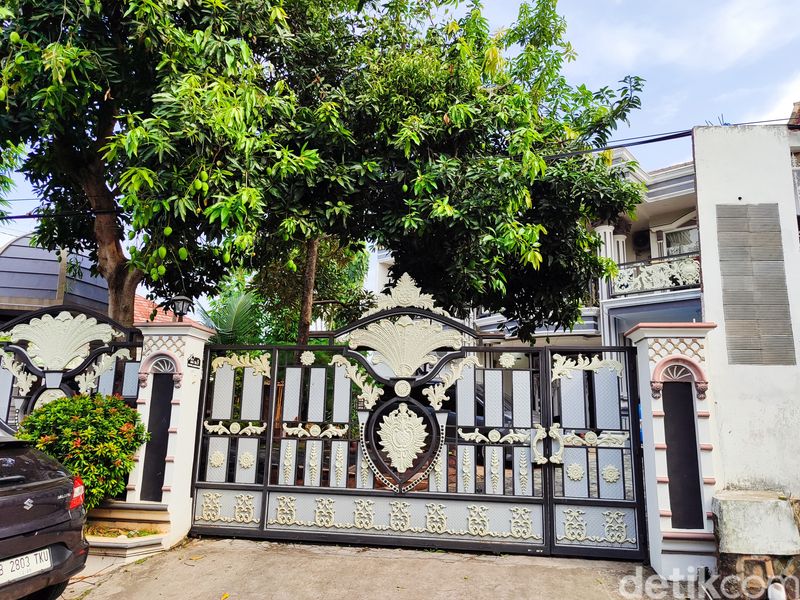 BNN RI menggerebek rumah mewah di Kota Serang, Banten, yang diduga jadi tempat produksi narkotika. Penyidik masih mengembangkan kasus setelah penggerebekan. (Bahtiaar R/detikcom)