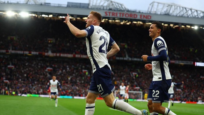 Soccer Football - Premier League - Manchester United v Tottenham Hotspur - Old Trafford, Manchester, Britain - September 29, 2024 Tottenham Hotspurs Dejan Kulusevski celebrates scoring their second goal with Brennan Johnson Action Images via Reuters/Lee Smith EDITORIAL USE ONLY. NO USE WITH UNAUTHORIZED AUDIO, VIDEO, DATA, FIXTURE LISTS, CLUB/LEAGUE LOGOS OR LIVE SERVICES. ONLINE IN-MATCH USE LIMITED TO 120 IMAGES, NO VIDEO EMULATION. NO USE IN BETTING, GAMES OR SINGLE CLUB/LEAGUE/PLAYER PUBLICATIONS. PLEASE CONTACT YOUR ACCOUNT REPRESENTATIVE FOR FURTHER DETAILS..