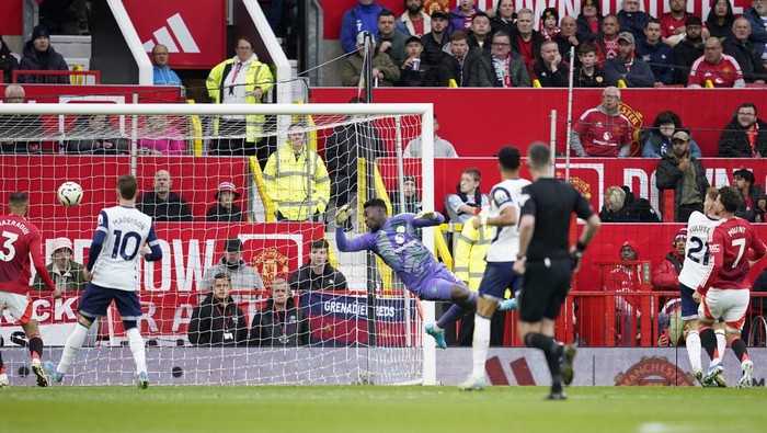 Tottenhams Dejan Kulusevski, second right, scores his sides second goal during the English Premier League soccer match between Manchester United and Tottenham Hotspur at Old Trafford stadium in Manchester, England, Sunday, Sept. 29, 2024. (AP Photo/Dave Thompson)