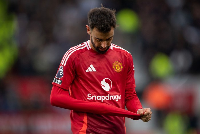 Bruno Fernandes MANCHESTER, ENGLAND - SEPTEMBER 29: Bruno Fernandes of Manchester United is sent off during the Premier League match between Manchester United FC and Tottenham Hotspur FC at Old Trafford on September 29, 2024 in Manchester, England. (Photo by Visionhaus/Getty Images)