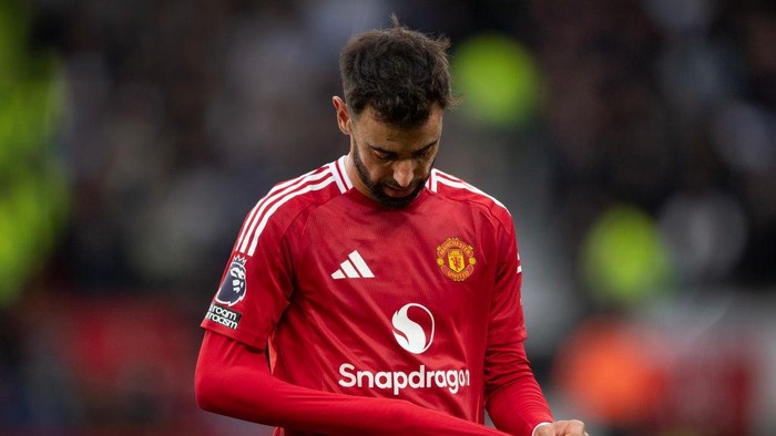 MANCHESTER, ENGLAND - SEPTEMBER 29: Bruno Fernandes of Manchester United is sent off during the Premier League match between Manchester United FC and Tottenham Hotspur FC at Old Trafford on September 29, 2024 in Manchester, England. (Photo by Visionhaus/Getty Images)