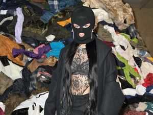 Gaya Misterius Camila Cabello Di Paris Fashion Week, Pakai Masker Tutupi Wajah Gaya Misterius Camila Cabello Di Paris Fashion Week, Pakai Masker Tutupi Wajah