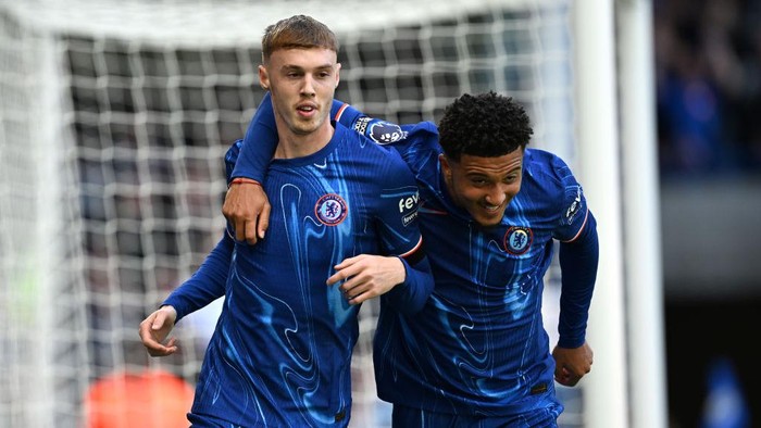 LONDON, ENGLAND - SEPTEMBER 28: Cole Palmer of Chelsea celebrates scoring his teams second goal from the penalty spot with team mate Jadon Sancho during the Premier League match between Chelsea FC and Brighton & Hove Albion FC at Stamford Bridge on September 28, 2024 in London, England. (Photo by Darren Walsh/Chelsea FC via Getty Images)