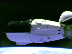 Video Berlabuhnya Crew Dragon SpaceX yang Jemput Astronaut NASA di ISS